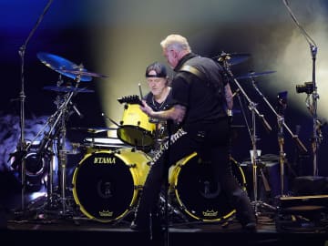 60,000 Fans Caused a Small Earthquake Because of One Famous Rock… 