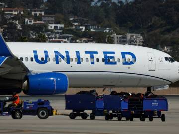 United Airlines Issues Apology for In-Flight Meal… 