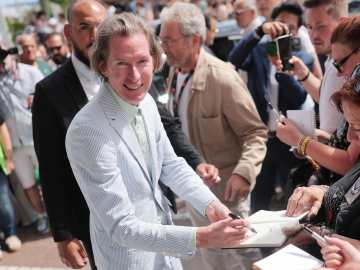 Wes Anderson Gives Honest 3-Word Description of Gene… 