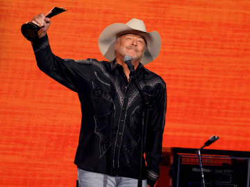 Country Music Star Alan Jackson, 66, Makes Emotional Announcement Amid Incurable… 