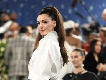 Anne Hathaway Goes Viral in Priceless New York Knicks Celebration… 