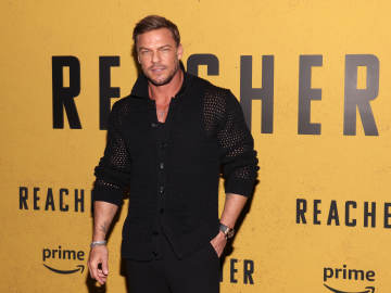 Alan Ritchson Films ‘Reacher’ Spin-off in Stands During Chicago Cubs… 