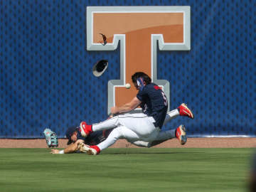 Outfielder Knocked Out Cold in Scary Collision During SEC Baseball… 