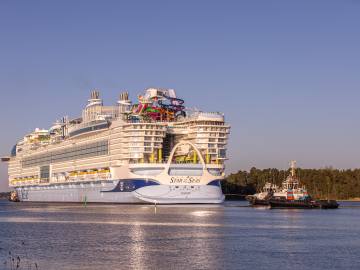 Record-Breaking Cruise Ship Reaches Big… 