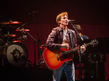 James Blunt Celebrates 20th Anniversary of “You’re Beautiful” in Most Hilarious… 