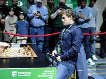 World #1 Chess Champion Magnus Carlsen Bangs Table in… 