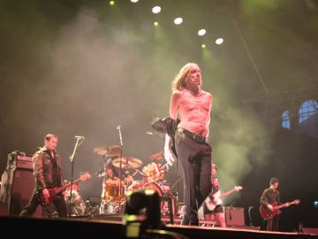 Rock Legend Wheeled Offstage in Coffin During… 