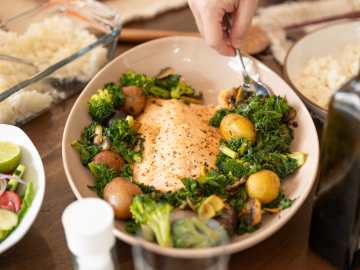 A Hunger Expert Shares 3 Tricks to Curb Overeating Without Counting… 
