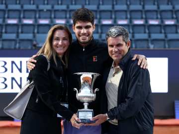 Carlos Alcaraz’s Mom Is Going Through It at French Open… 