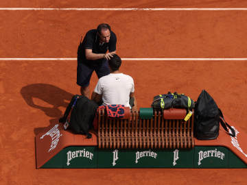 Carlos Alcaraz Stumbles After Eye Issue at French Open, But Recovers in Major… 