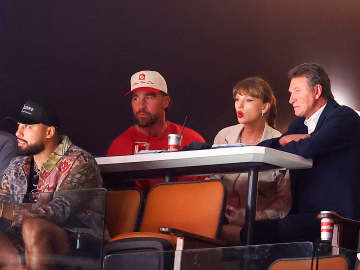 Taylor Swift Praised for What She Did During Stanley Cup… 