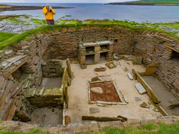 Archaeolgists Find Largest-Ever Ceremony Hall, Weapons… 