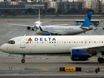 Flight Attendant Speaks Out Against Delta Air… 