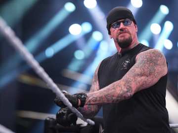 Undertaker Pays Tribute to Hulk… 