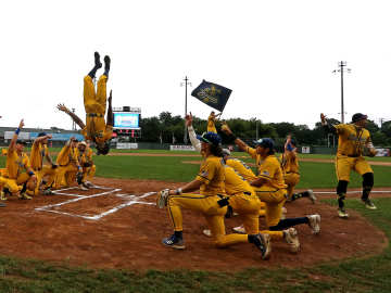 Savannah Bananas Player Face Plants on Live TV After Failed… 
