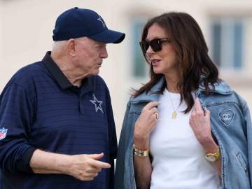 Former Dallas Cowboys Star Hits on Jerry Jones’… 