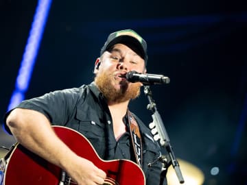 Luke Combs Makes History at… 