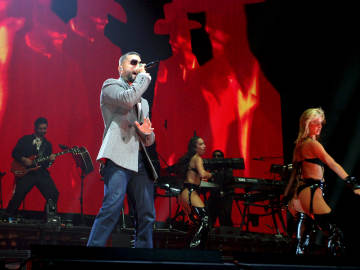 Popular Rapper Stops Concert to Scold ‘Irresponsible’ Fan… 