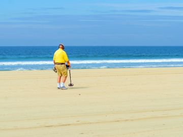 Metal Detectorists Reunite Tourists With Beloved Lost Items on Popular… 