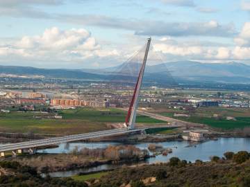 Climber Falls to Death From Iconic Bridge While Filming Social Media… 