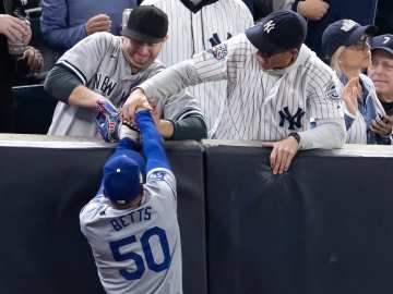 Overzealous Yankees Fan Spawns Memes After Viral Ball-Stealing… 