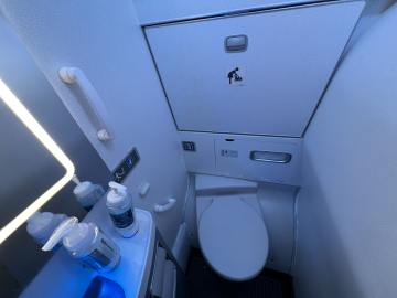 Flight Attendant’s Simple Hack for Better Mid-Air Restroom… 