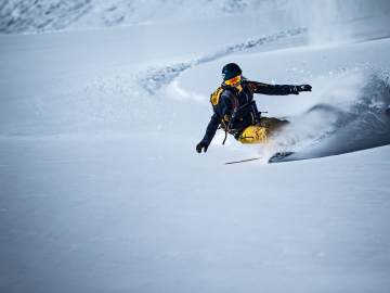 Video: Snowboarder Crashes Into Bear in Unbelievable… 