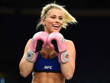 Paige VanZant Strips Down With Friends for Holiday… 