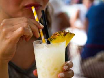 7 Tourists Hospitalized After Drinking ‘Poisoned’ Piña… 