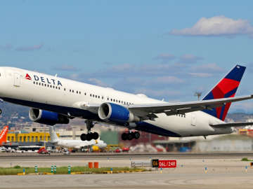Delta Flight Delayed Just Before Takeoff After Stowaway Was… 