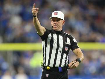 NFL Referee Struggles to Contain Laughter at Aaron Rodgers… 