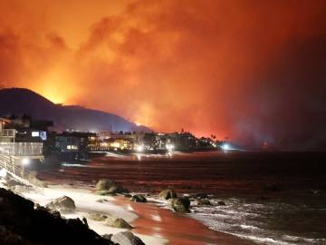 Studio City House Engulfed by Wildfire Collapses on Live… 