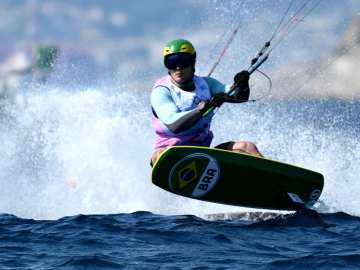 Olympic Kite Surfer Rescues Drowning Swimmer in Dramatic… 