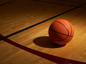 College Basketball Handshake Nearly Erupts Into… 