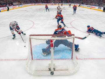 NHL Fan Distracts Opposition With Nachos, Clinches… 