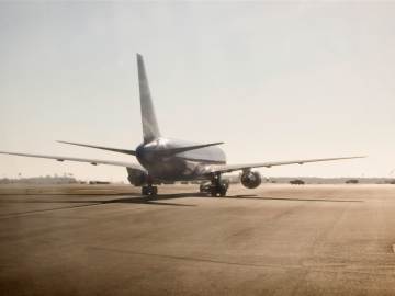 Plane Rolls off Runway After Landing in… 