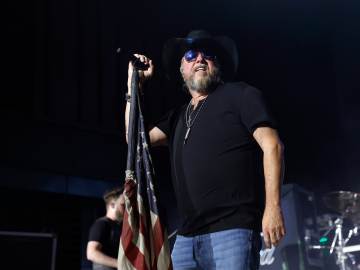 Country Star Details 60-Pound Weight Loss After Near-Fatal Heart… 
