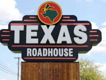 Texas Roadhouse Employee Reveals Hack for $12 Steak… 