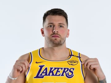 Mavericks Fan Takes Extreme Step to Protest Luka Dončić Lakers… 
