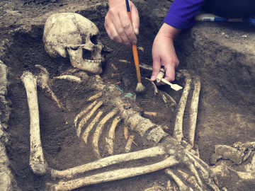 Archaeologists Find Remains of Six-Fingered Shaman in Ancient… 
