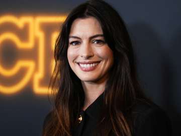 Anne Hathaway Goes Viral At Super Bowl With Eagles… 