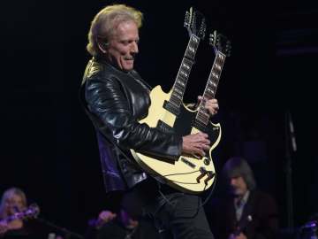 Famed Eagles Guitarist Rushed Off Stage After Medical… 