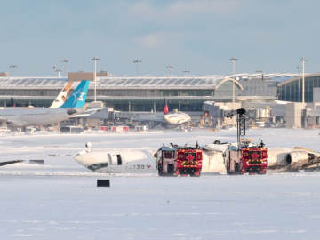 Close-Up Video of Toronto Plane Crash Shows Giant Fireball on… 