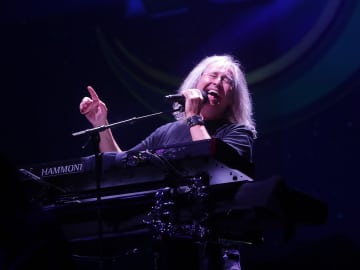 Legendary Rock Musician Reveals Cancer… 