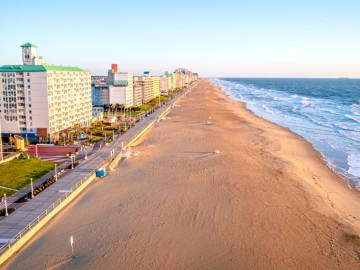 Stunning Photos Show Iconic Beach City Blanketed in Foot of Rare… 