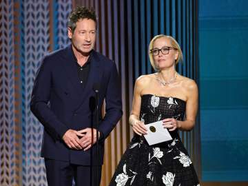 ‘X-Files’ Stars Stage Amazingly Awkward Reunion… 