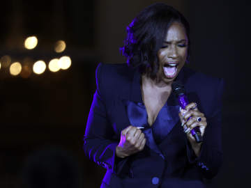 Stray Basketball Smacks Into Jennifer Hudson Courtside at Knicks… 
