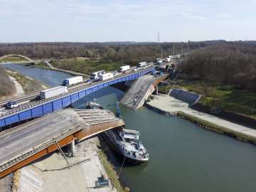 Terrifying Video Shows Highway Bridge Collapse That Killed One… 