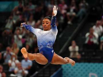 Simone Biles Stuns With Swimsuit Selfie on… 