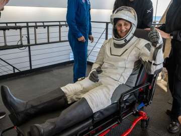 NASA Astronauts Receive Unexpected Welcome After Splashing Down in… 